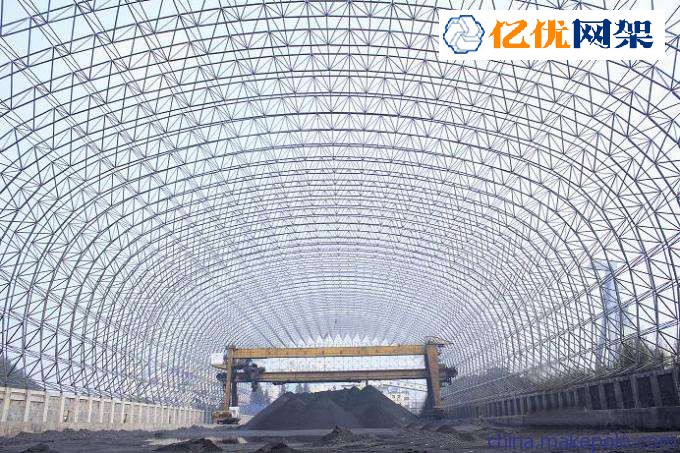 供儲(chǔ)存某些物品的簡(jiǎn)易建筑物，一般沒(méi)有或只有部分圍壁。